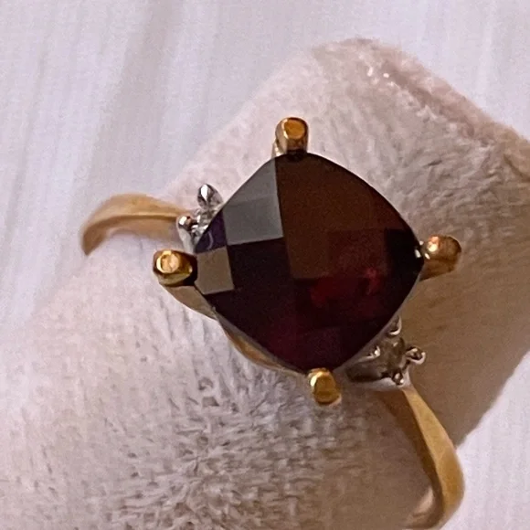 18K Yellow Gold 1.5 CTW checkered Garnet & Diamondsring size 6.5